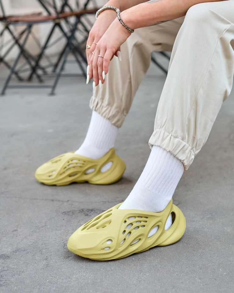 Royalfashion Zelená dámska športová obuv s výrezmi Loydi