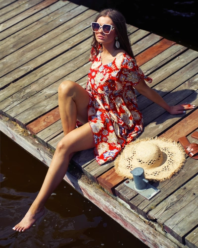 Royalfashion Červené dámske šaty s farebným kvetinovým vzorom