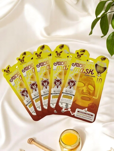 Maska na tvár s aktívnym uhlím, ktorá hlboko čistí, spevňuje a zúžuje póry