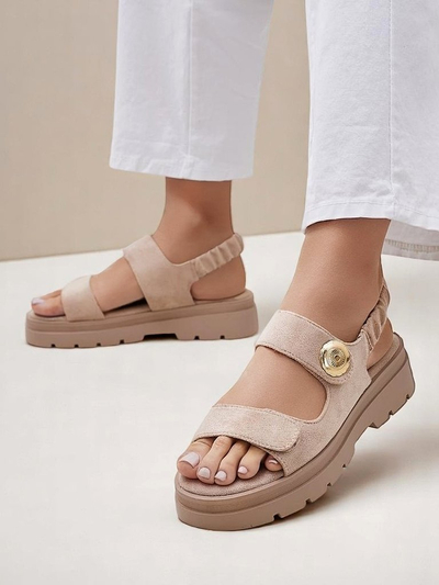 Ženski bež sandali Royalfashion Callista na platformi iz semiša
