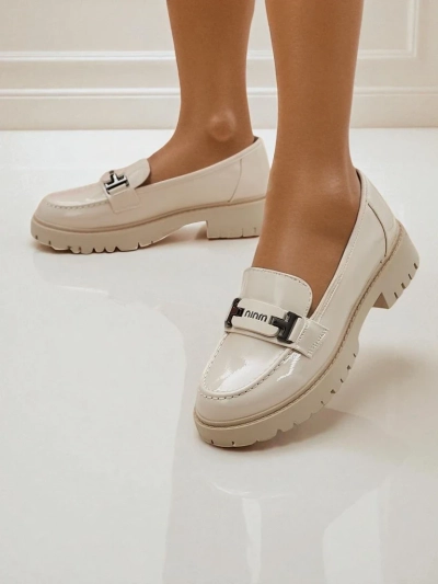 Ženski loafers čevlji Atena bež s plosko peto iz ekološkega usnja