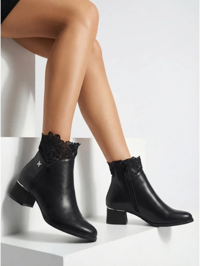 Ženski gležnarji iz eko usnja s čipko Velmi