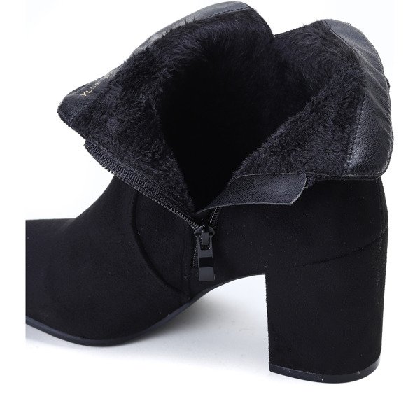 Czarne botki na wyższym słupku z ozdobną klamrą Polly - Obuwie