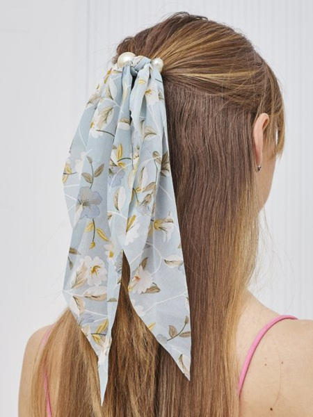 Royalfashion Gumička do vlasov so stuhou zdobenou malými kvietkami a perličkami Florennea