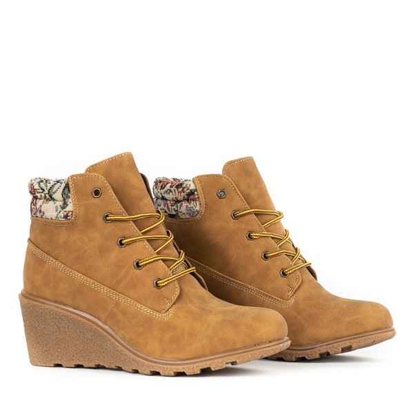 Brązowe botki na koturnie z beżową wstawką w kwiaty Marona - Obuwie