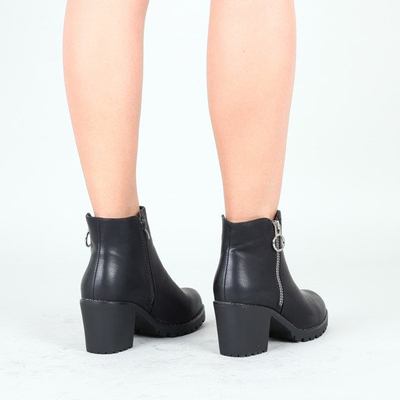 Czarne botki na słupku Rebecca- Obuwie