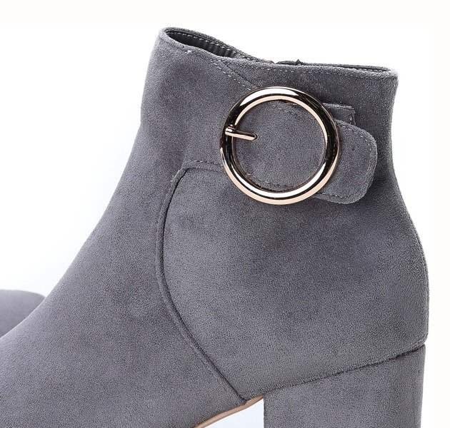 Szare botki na słupku z ozdobną klamrą Joelle- Obuwie
