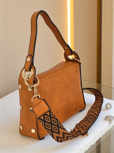 Ženska torbica Minerva rumena iz eko usnja, okras zlata čebela, boho pas