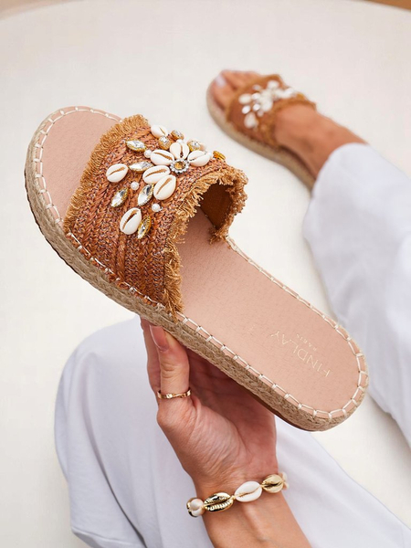 Sandali Royalfashion Callista Boho Camel na ravni platformi s školjkami