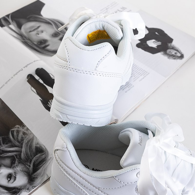 Biele dámske športové topánky previazané stuhou Kamela - Obuv