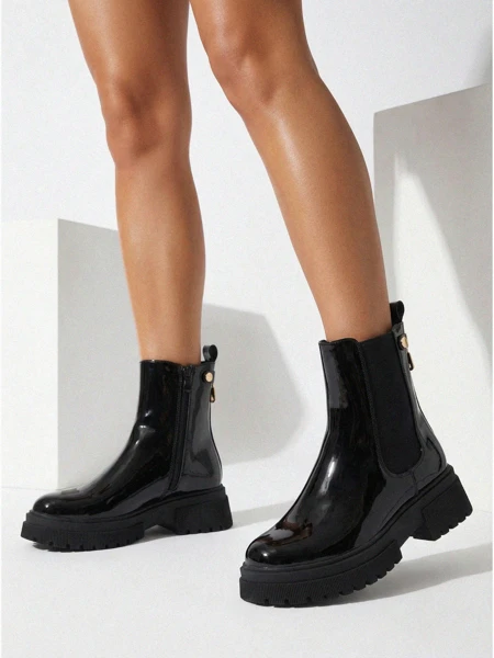 Lakirani ženski gležnarji iz eko usnja Calebi