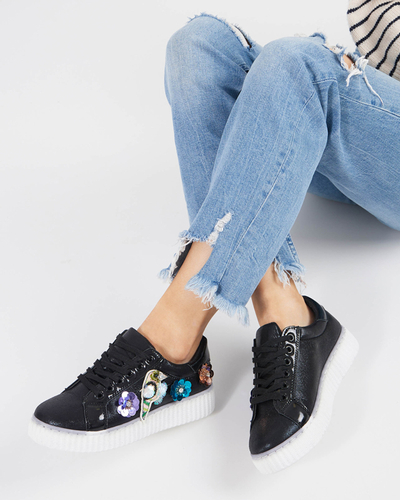 OUTLET Čierne lesklé dámske tenisky s farebnými nášivkami Springso - Obuv