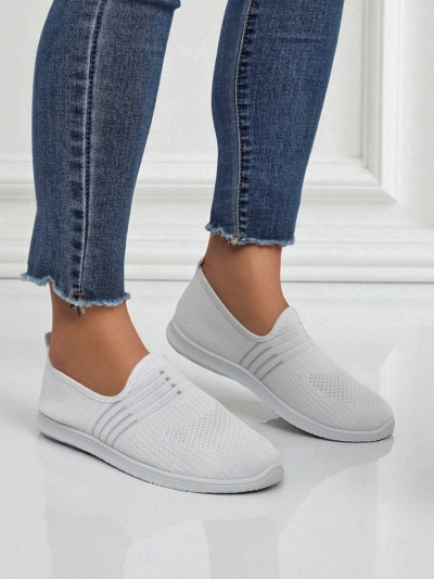 Ženski beli slip-oni iz blaga Callisto – lahki čevlji za pomlad in poletje