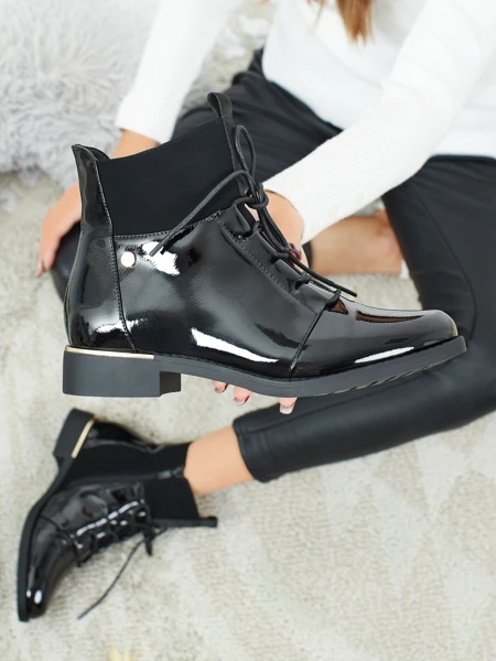 Lakirani ženski gležnarji z vezalkami Avoria