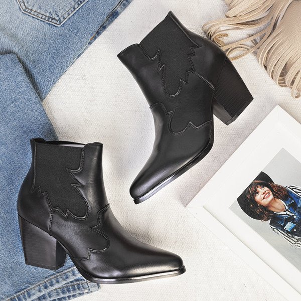 Černé boty na sloupcích kovbojských bot Catenia - obuv