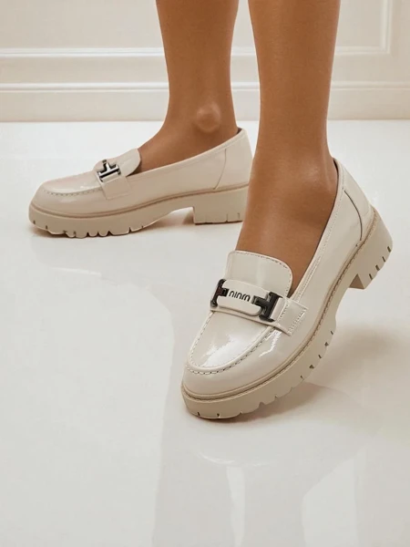 Ženski loafers čevlji Atena bež s plosko peto iz ekološkega usnja