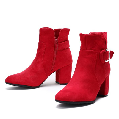 Czerwone botki na wyższym słupku z ozdobną klamrą Polly - Obuwie