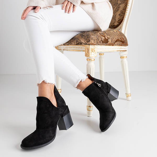 Čierne dámske členkové topánky s výrezmi z Namíbie - Obuv