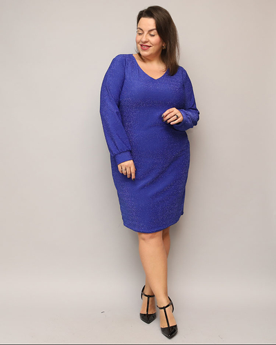 Royalfashion Trblietavé dámske šaty pred kolená v tmavomodrej farbe PLUS SIZE