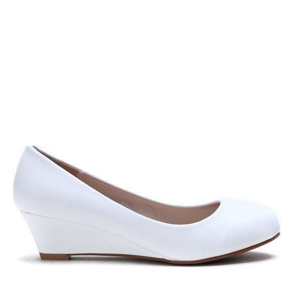 Białe czółenka na koturnie Rhea- Obuwie