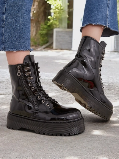 Dámske členkové topánky Fezolio od značky Royalfashion. Členkové topánky pre ženy workery sú výnimočná obuv, ktorá kombinuje štýl a pohodlie. Vyrobené z laku ekokože a vyplnené mäkkým kožušinou. Model so šnurovaním a zipsom. 87654321 <p>ŽENSKÉ TOPÁNKY ČLE