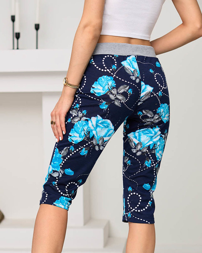 Tmavo modré dámske 3/4 šortky s modrými kvetmi PLUS VEĽKOSŤ - Oblečenie
