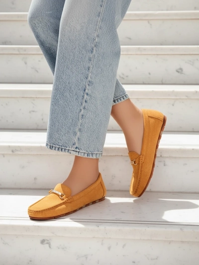 Ženski mokasini Camel Aurelia iz semiša z okrasjem - Udobje in stil na ravni peti