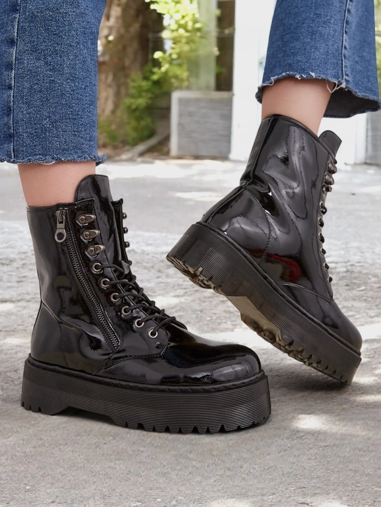 Dámske členkové topánky Fezolio od značky Royalfashion. Členkové topánky pre ženy workery sú výnimočná obuv, ktorá kombinuje štýl a pohodlie. Vyrobené z laku ekokože a vyplnené mäkkým kožušinou. Model so šnurovaním a zipsom. 87654321 <p>ŽENSKÉ TOPÁNKY ČLE