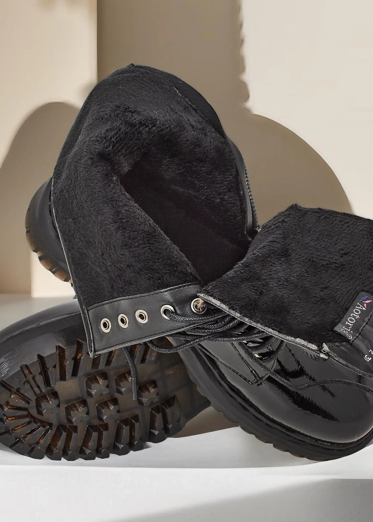 Dámske členkové topánky Fezolio od značky Royalfashion. Členkové topánky pre ženy workery sú výnimočná obuv, ktorá kombinuje štýl a pohodlie. Vyrobené z laku ekokože a vyplnené mäkkým kožušinou. Model so šnurovaním a zipsom. 87654321 <p>ŽENSKÉ TOPÁNKY ČLE