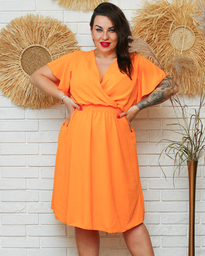 Oranžové dámske šaty s odstrihnutým pásom. Nadmerné veľkosti oblečenia