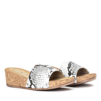Černobílé žabky na nízkém klínu napodobujícím hadí kůži Gala - obuv