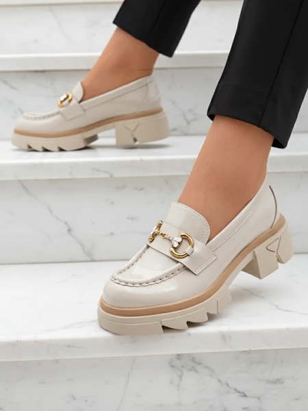 Lakované béžové dámske mokasíny s kryštálmi Inriw - Obuv