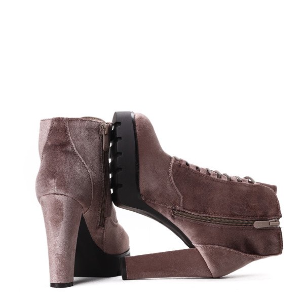 Brązowe, welurowe botki na słupku Megan- Obuwie