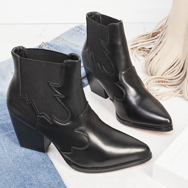 Černé boty na sloupcích kovbojských bot Catenia - obuv