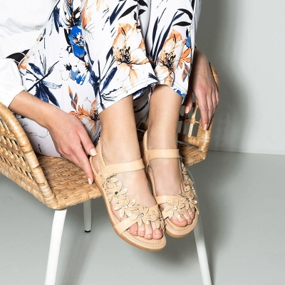 OUTLET Béžové dámske sandále s kvetinami Aflori - Obuv