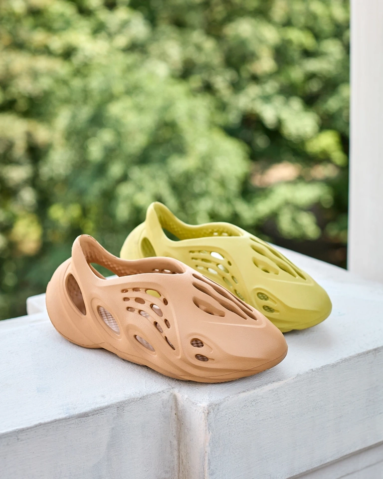 Royalfashion Zelená dámska športová obuv s výrezmi Loydi