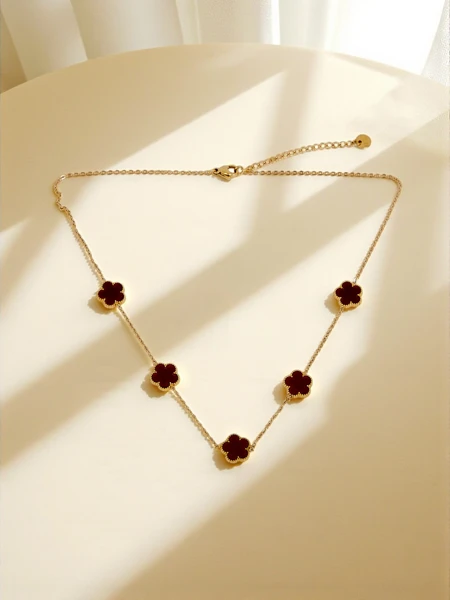 Ogrlica Aurelia Clavis z biserno matico v zlatem okvirju