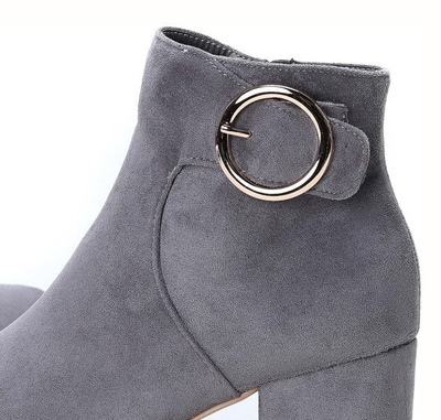Szare botki na słupku z ozdobną klamrą Joelle- Obuwie