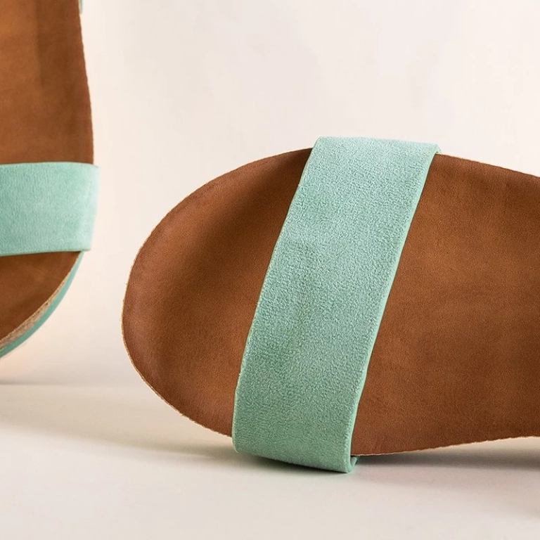 VÝPREDAJ Dámske mincovne sandále na nízkom kline Akiko - Topánky