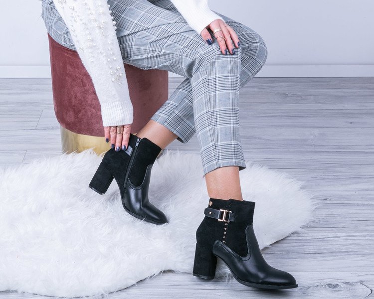 Czarne botki na słupku ze sprzączką Yeva- Obuwie