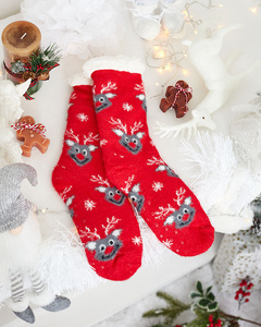 červená || vícebarevný