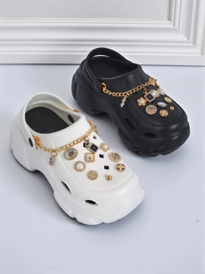 Sandali Caligae Aurelia Bianca z okraski chain v stilu glamour