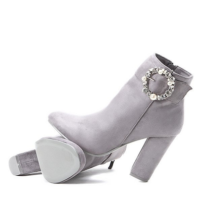 Szare botki na wyższym słupku z ozdobą Emmaline- Obuwie