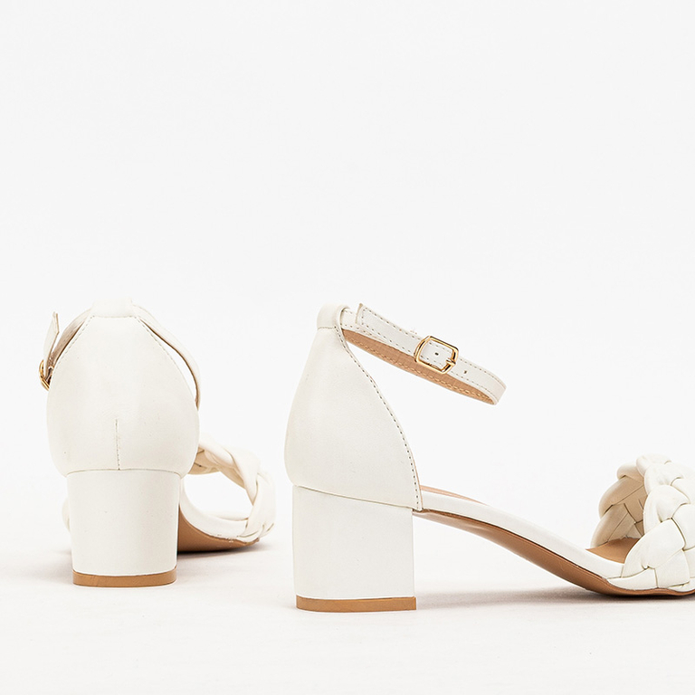 OUTLET Dámske biele sandále na nízkom podpätku Mailla - Obuv