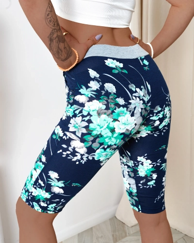 Dámske 3/4 tmavomodré kraťasy so zelenými kvetmi PLUS SIZE - Oblečenie