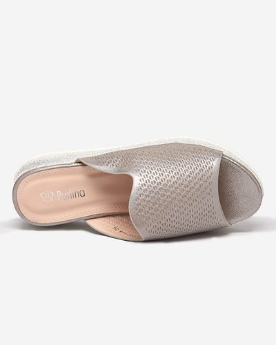 Svetlohnedé dámske ažúrové papuče na kline s brokátom Lekisa - Topánky