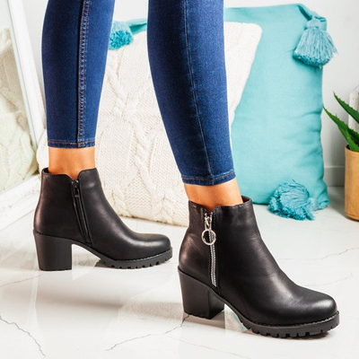 Czarne botki na słupku Rebecca- Obuwie