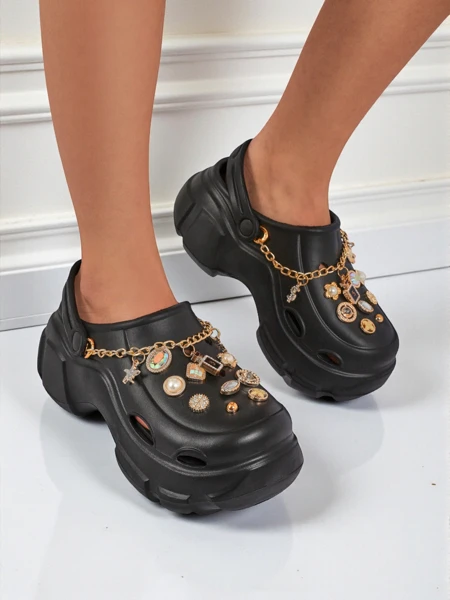 Aurelia Nero – stilski natikači z okraski in verižico, vzdržljivi