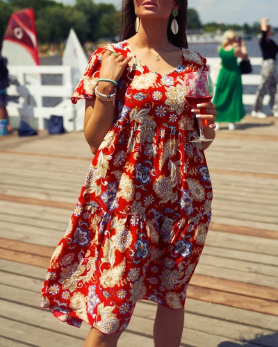 Royalfashion Červené dámske šaty s farebným kvetinovým vzorom