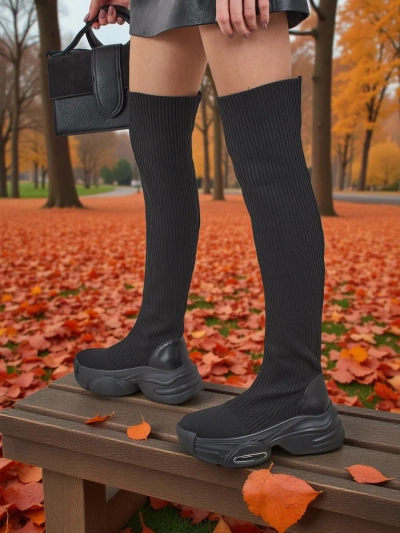 Dolgi ženski škornji na natik z debelejšim podplatom Ravmora